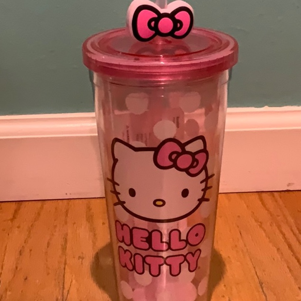 NWT Hello Kitty 24 oz bow straw tumbler